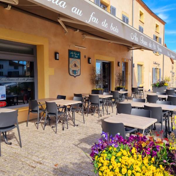 DÉGUSTEZ DE BONNES GRENOUILLES SUR LA TERRASSE OMBRAGÉE DU FOUR DE SAINT JEAN !