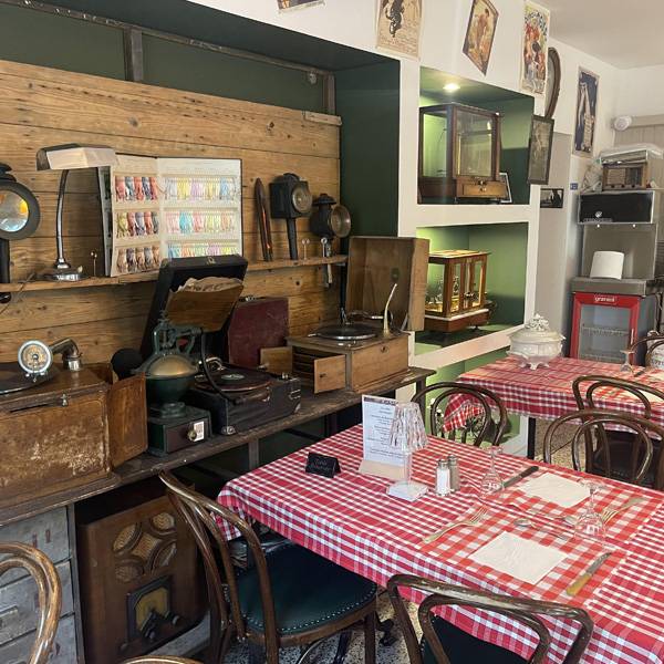 UN LIEU HORS DU TEMPS, AU CAFÉ DE LA PLACE DE ST JODARD