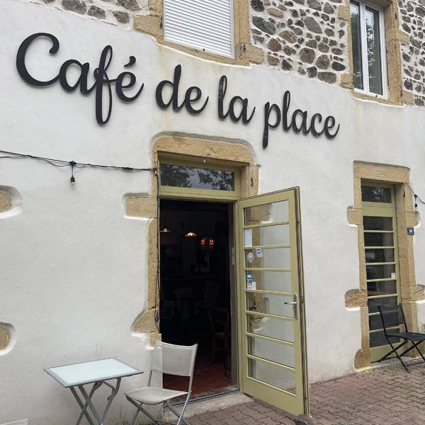 UN LIEU HORS DU TEMPS, AU CAFÉ DE LA PLACE DE ST JODARD