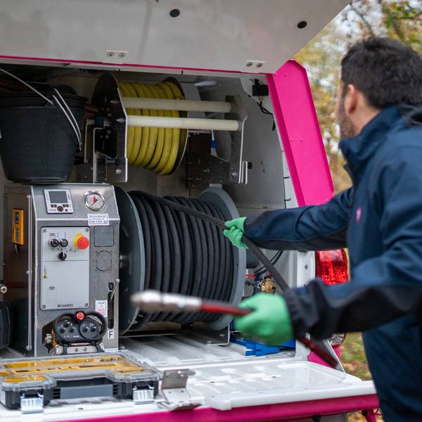 RÉACTIVITÉ ET EXPERTISE AU SERVICE DE VOS CANALISATIONS AVEC LA COMPAGNIE DES DÉBOUCHEURS