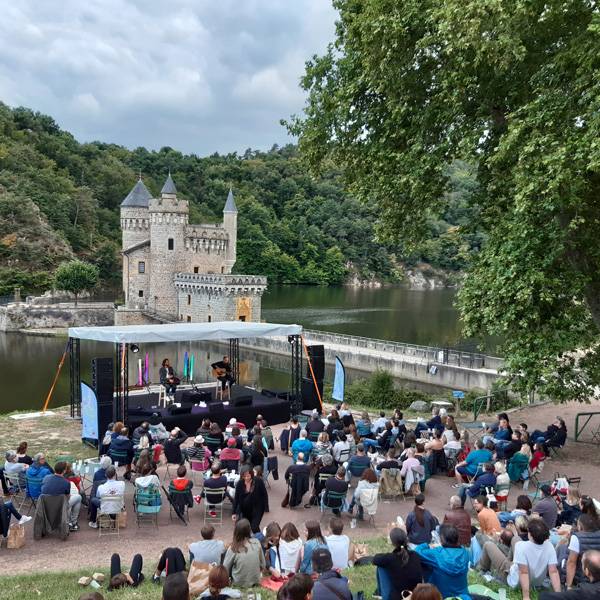 SAINT-PRIEST LA ROCHE DU 6 AU 27 JUILLET PRENEZ VOS QUARTIERS D’ÉTÉ AU CHATEAU DE LA ROCHE !