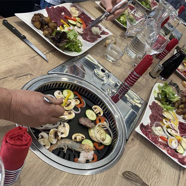 CONVIVIALITÉ ET CUISINE SAINE À LA TABLE À GRILLER